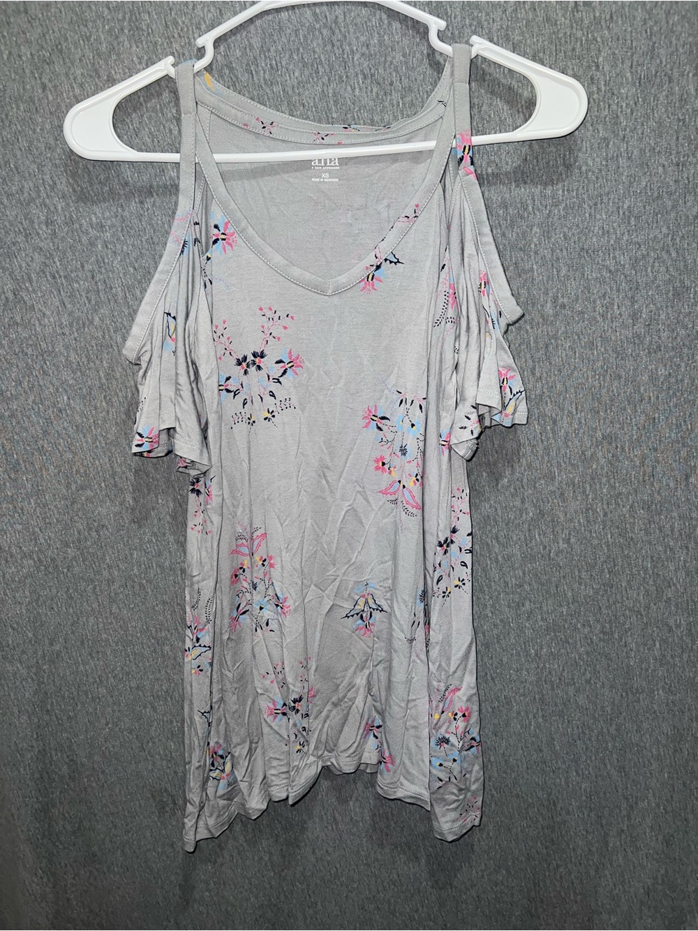 a.n.a Light Gray Cold-Shoulder Floral V-Neck Top